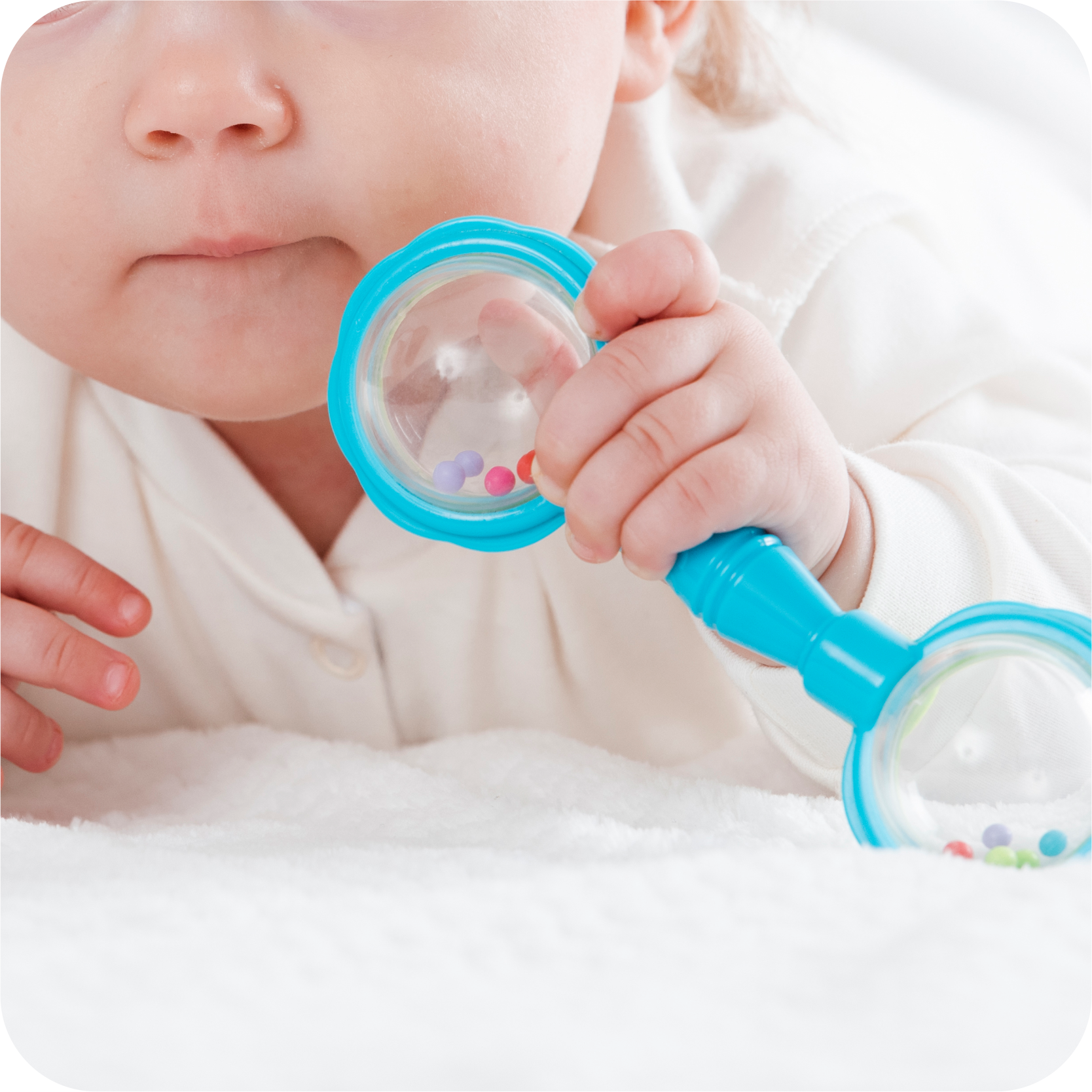 bebe a agarrar brinquedo