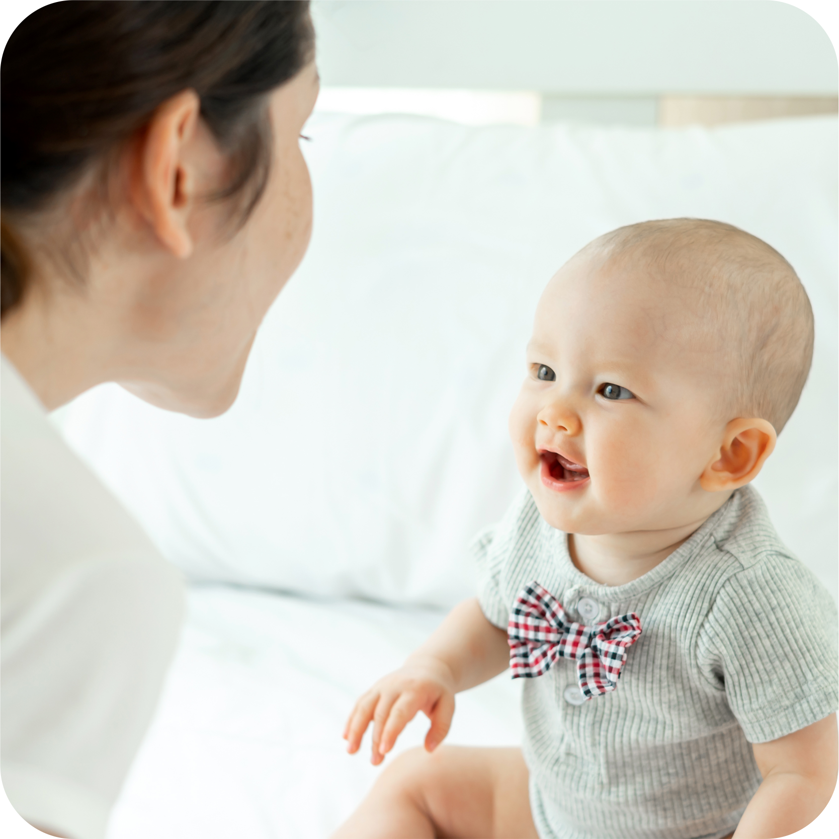 mãe a falar com bebé