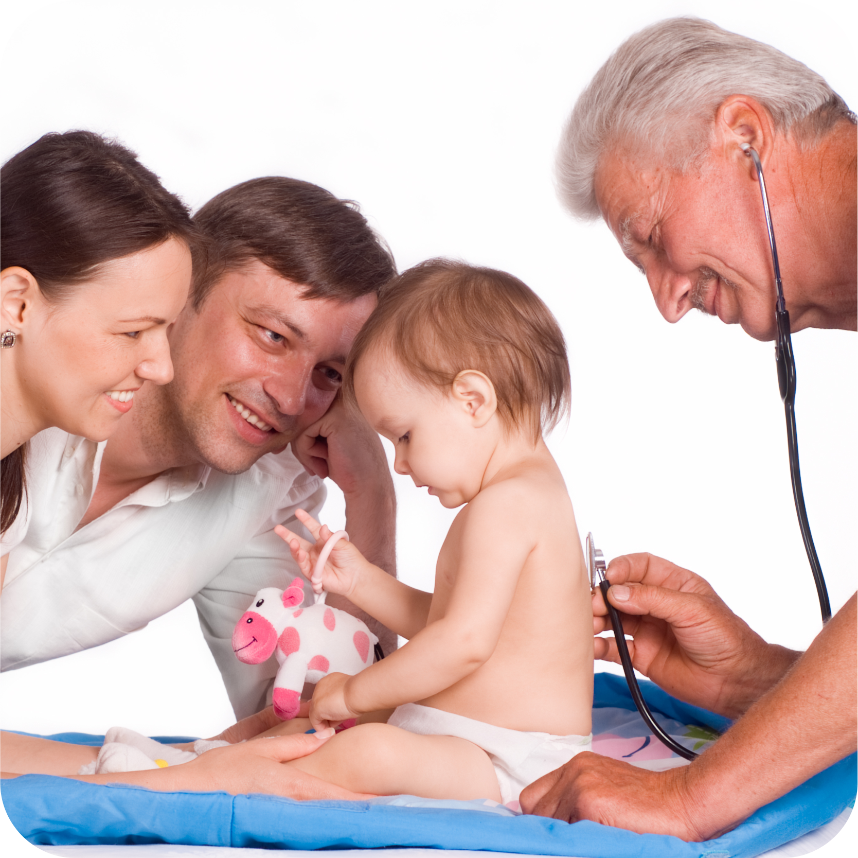 bebé com os pais a ser observado pelo médico