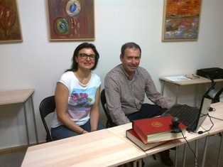 senhora e senhor sentados a mesa