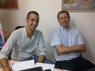 dois senhores sentados a computador