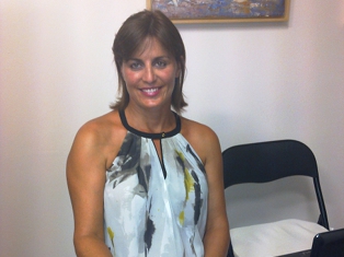 senhora olha e sorri