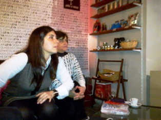 duas senhoras sentadas e olham para o lado