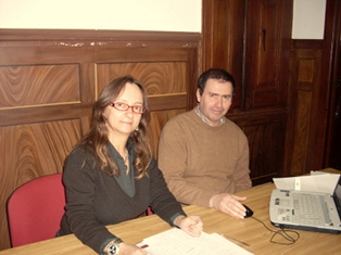 dois senhores olham para fotografia