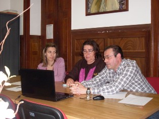 3 senhores sentados a secretaria