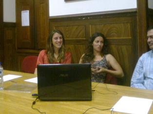 duas senhoras sentada a mesa e conversam