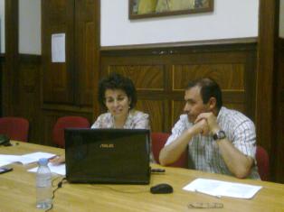 senhor e senhora sentados a mesa perspectiva mais longe