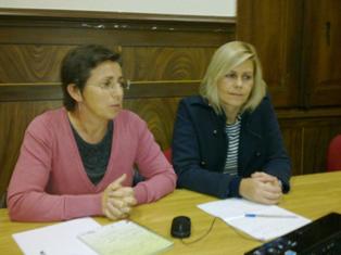 duas senhoras sentadas a mesa