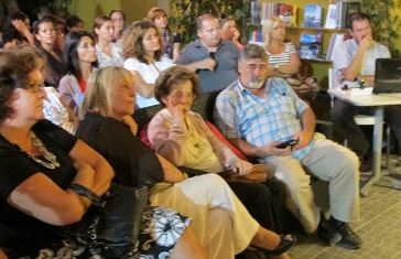 varia pessoas sentadas