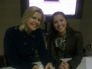 duas senhoras sentadas sorrindo