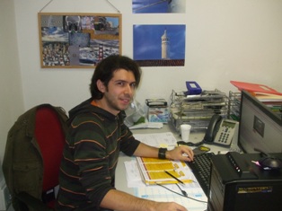 senhor sentado a computador