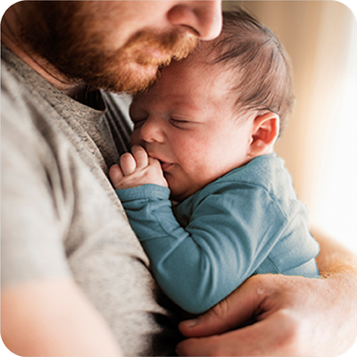 pai com bebé ao colo
