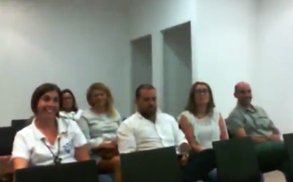 varias pessoas sentadas viradas para o palco