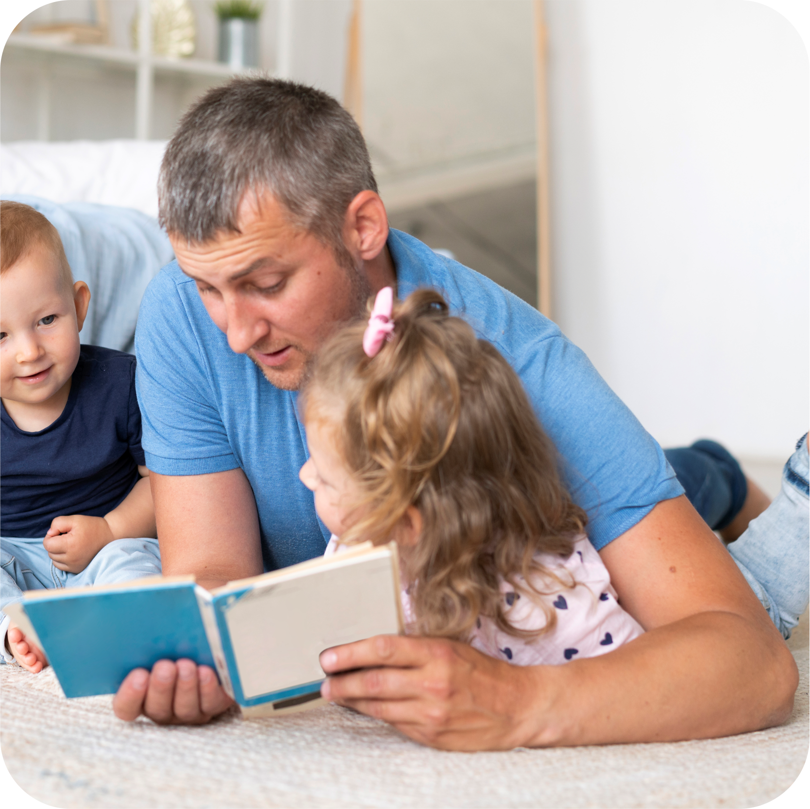 pai a ler um livro com a filha