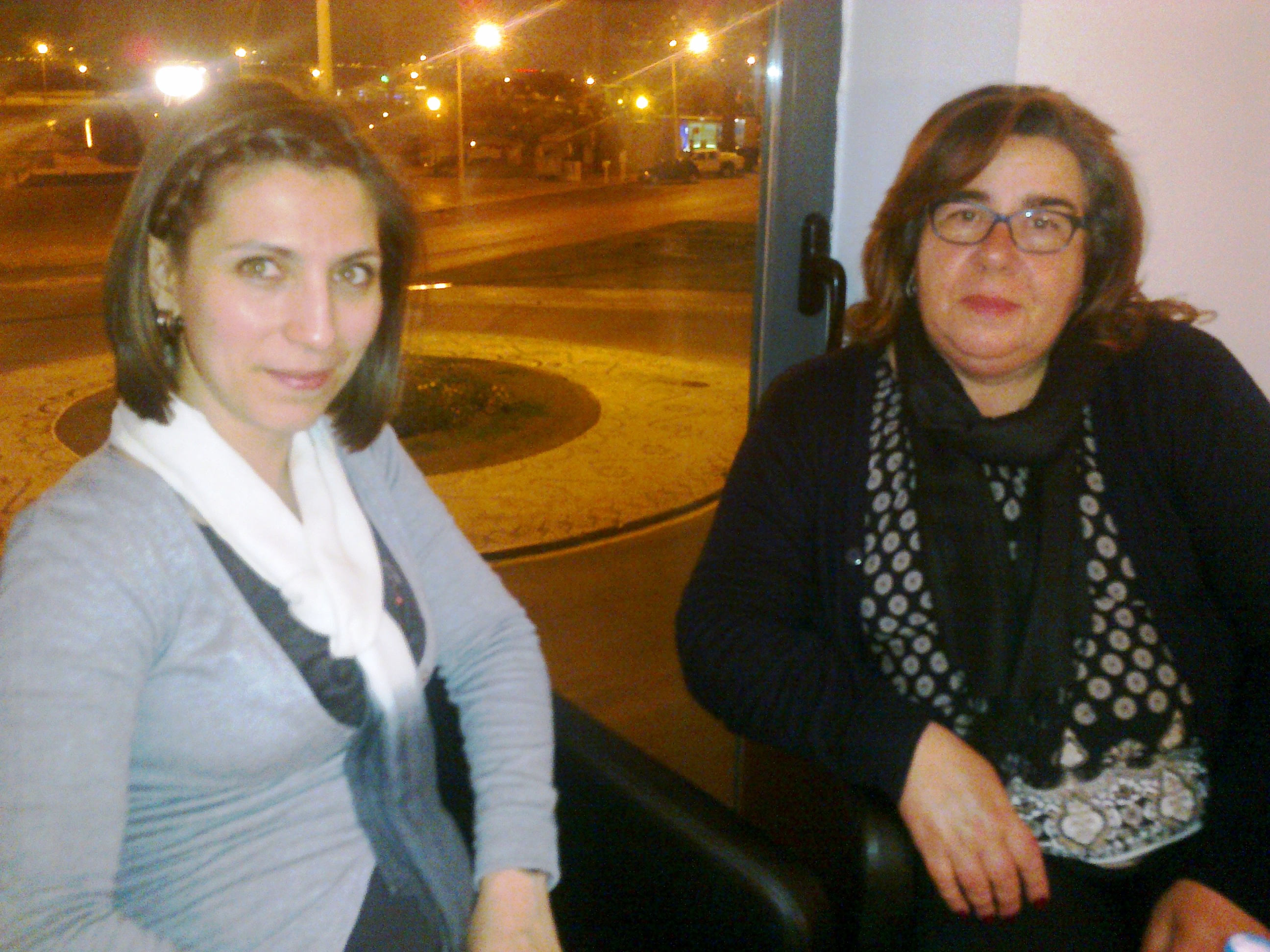 duas senhoras sentadas