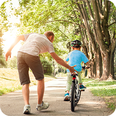 criança a andar de bicicleta