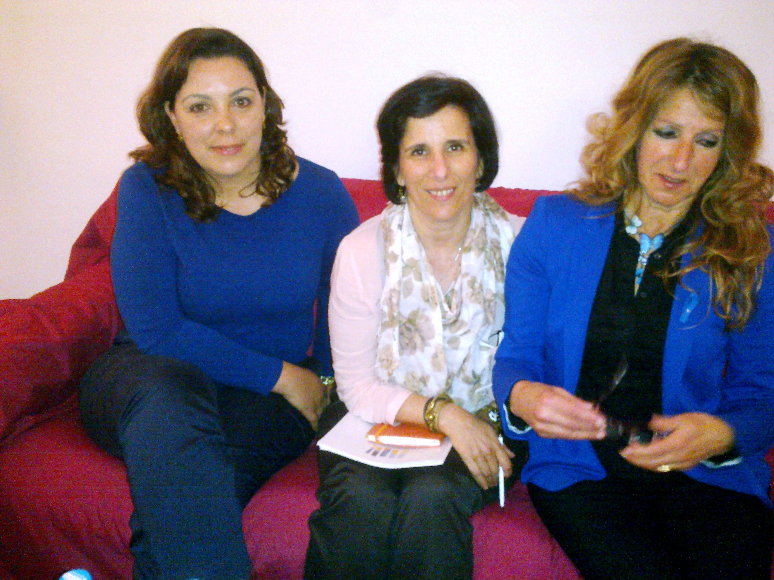 3 senhoras sentadas no sofá