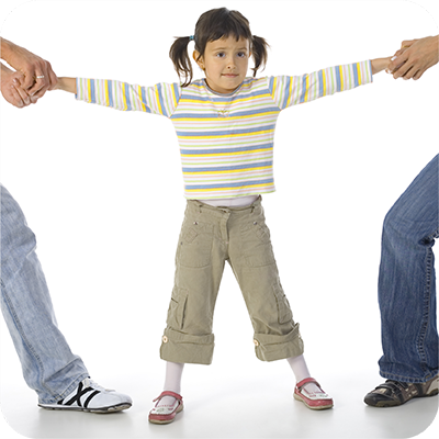 menina a ser puxada de um lado pelo pai do outro pela mãe