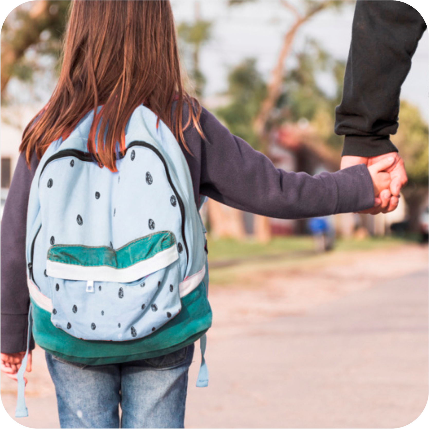 menina a ir para a escola