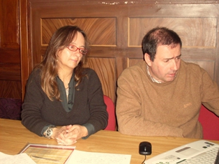 dois senhores olham para o lado