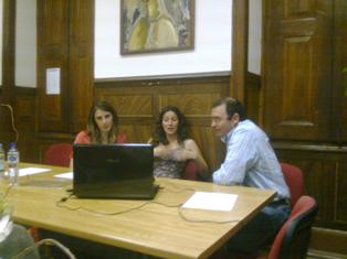 duas senhoras sentada a mesa e conversam perspectiva