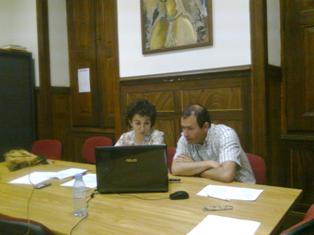 senhor e senhora sentados a mesa perspectiva mais longe