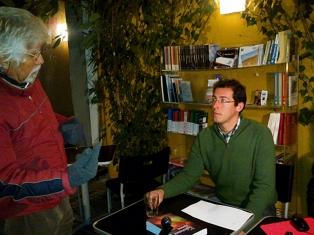 senhor de verde a conversar com senhor de vermelho