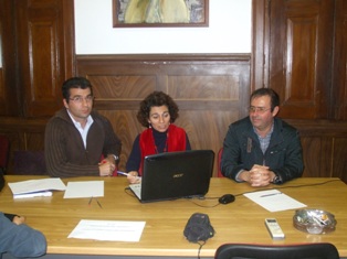 3 senhores sentados a secretaria