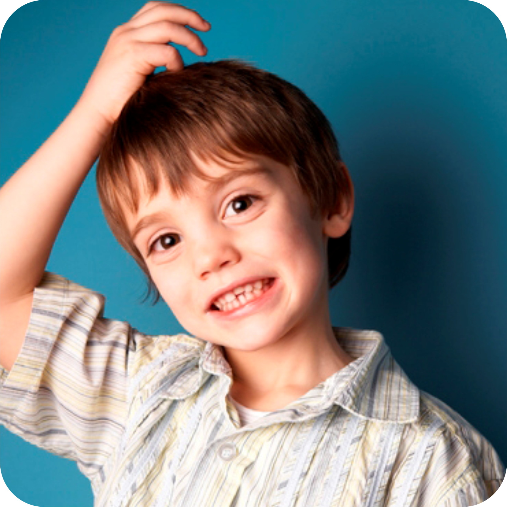 menino a coçar a cabeça