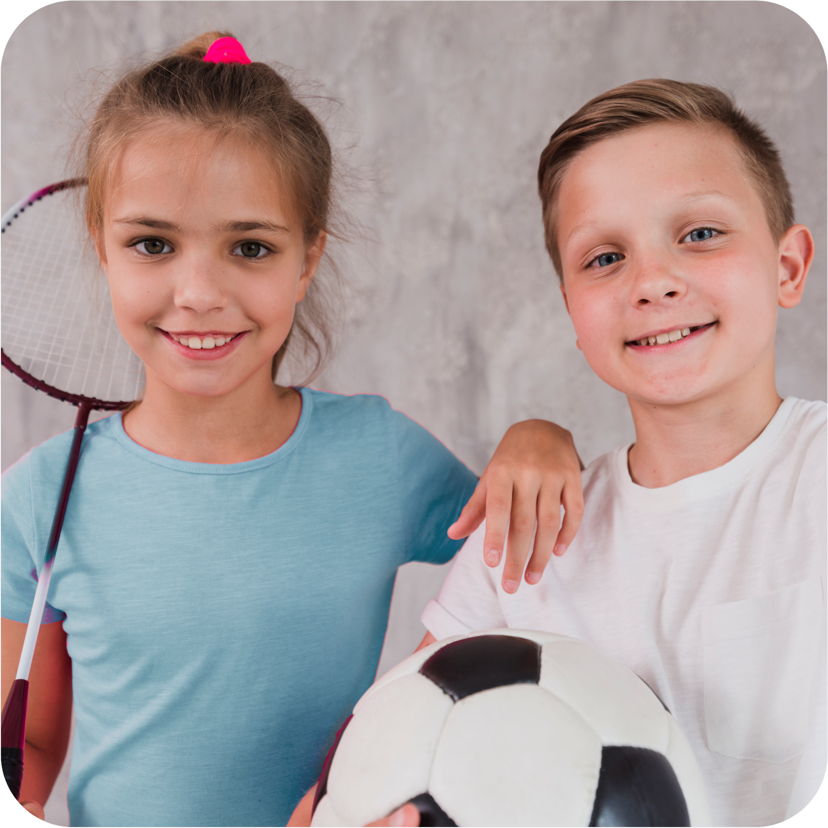 rapariga com raquete e rapaz com bola de futebol