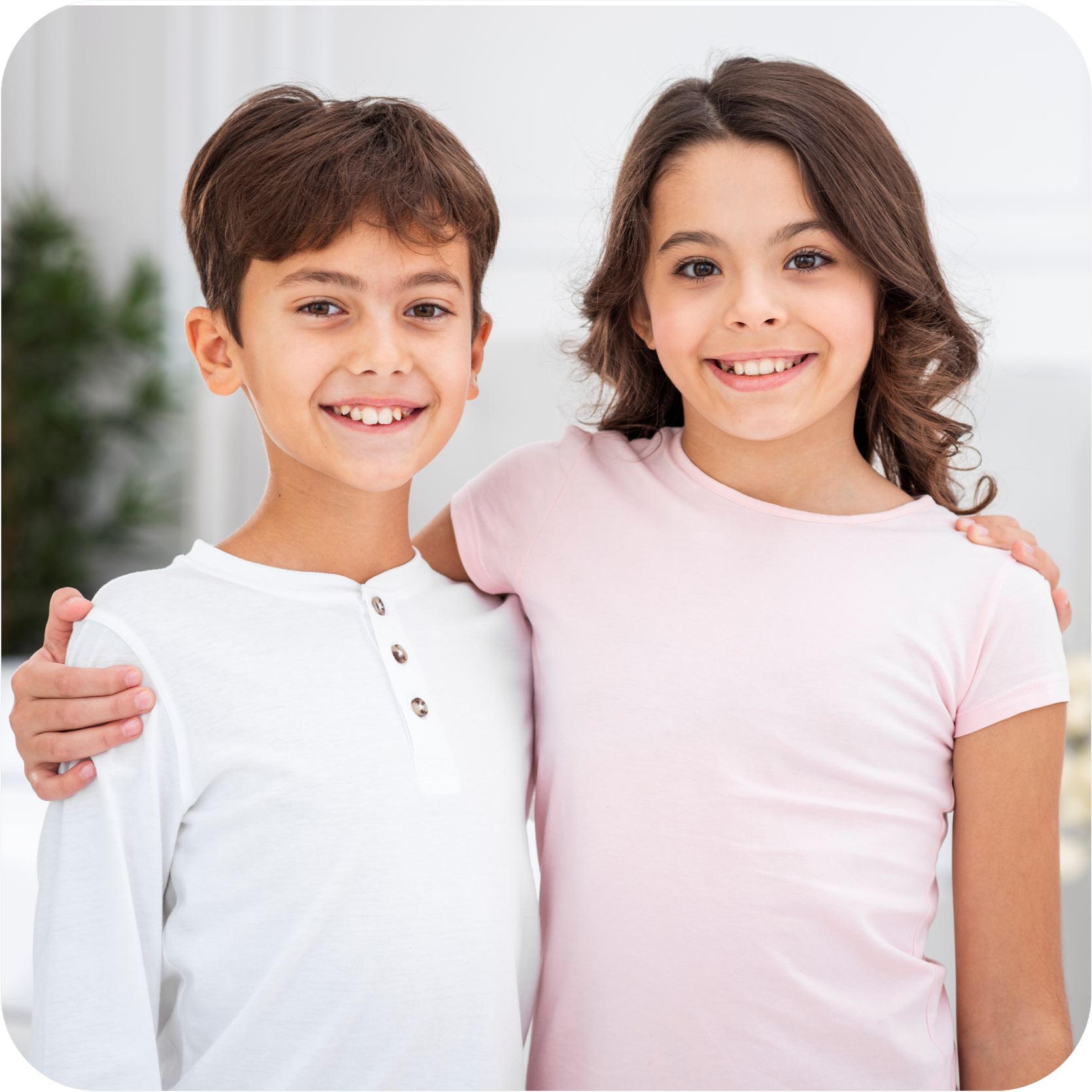 menino e menina abraçados