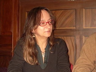 senhora olha para o lado