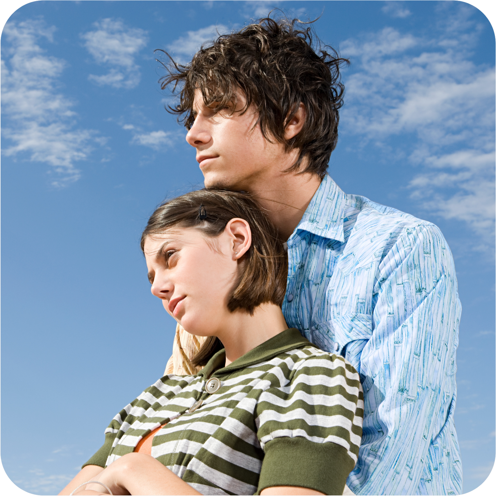 casal de adolescentes agarrados