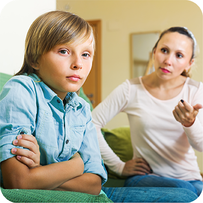 mãe e filho a falar