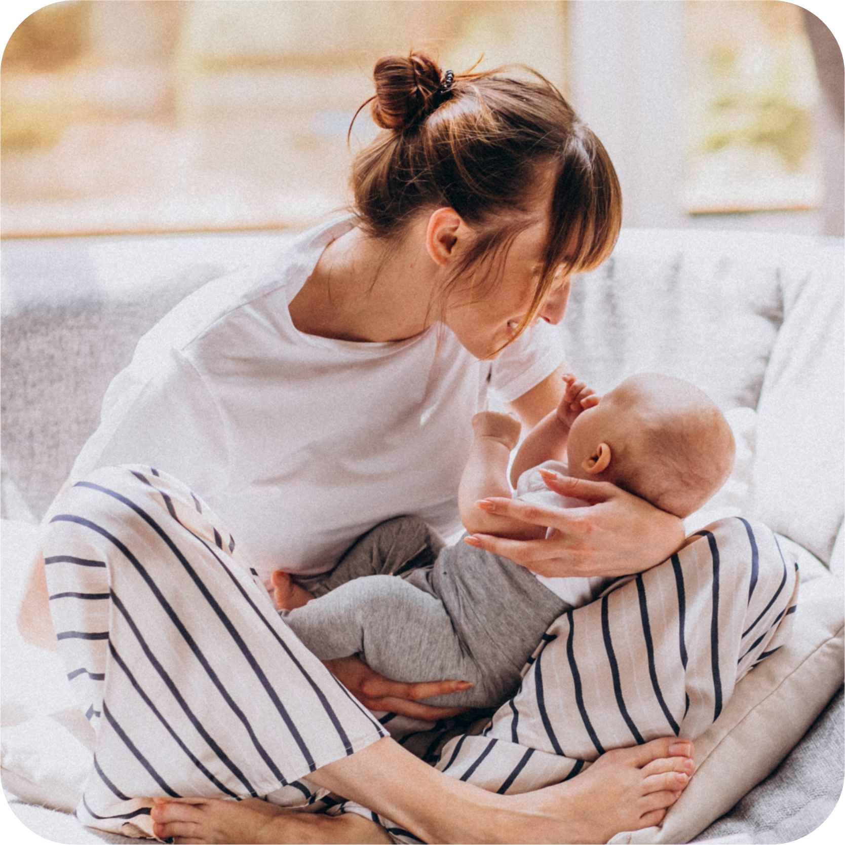 mae a olhar para bebe