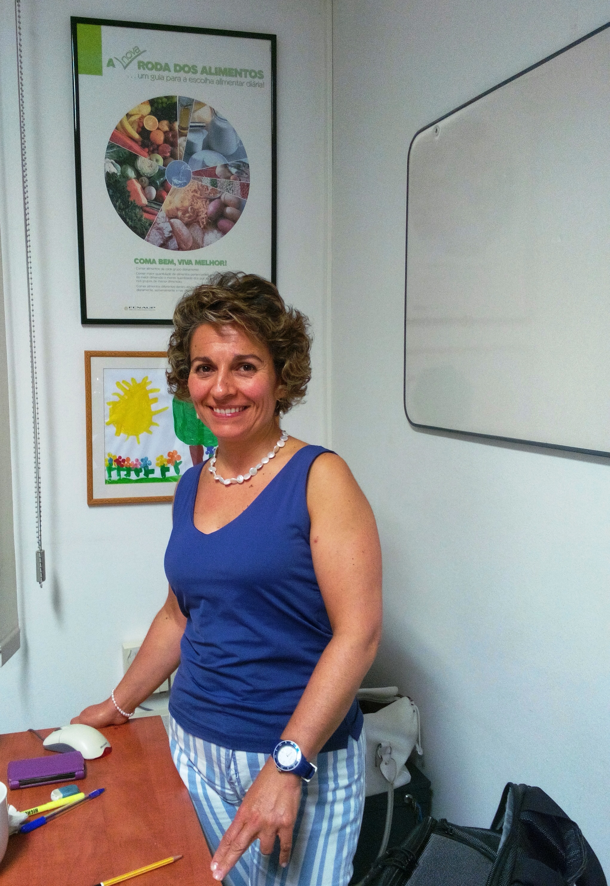 senhora de azul a rir de pé