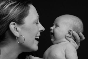 senhora e bebe olham a rir-se