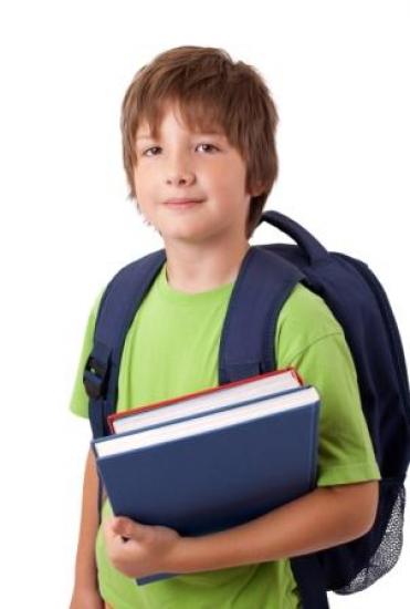 menino com mochila e livros