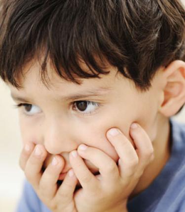 menino com as maos no queixo