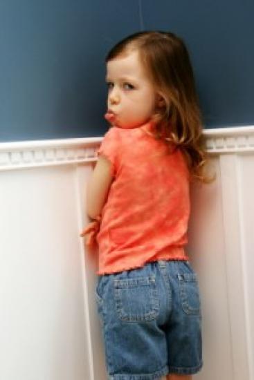 menina no canto mostra lingua