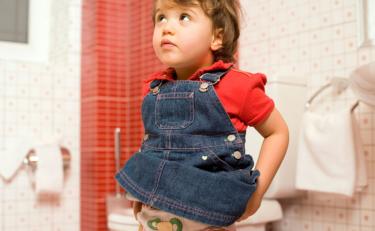 menina pequena no wc