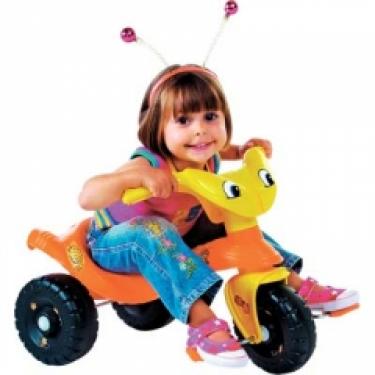 criança sentada em cima do triciclo