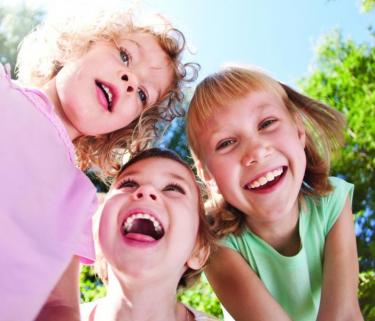 3 meninos olhar para baixo