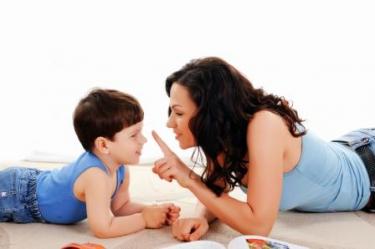 menina deitada com menino