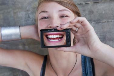 menina mostra os dentes