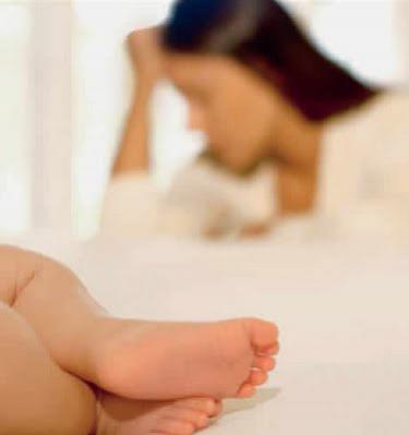 pés do bebe e ao fundo uma senhora