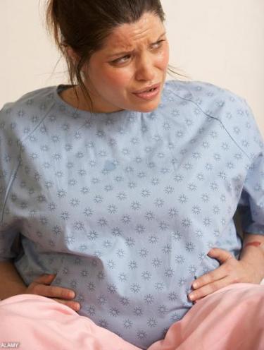 grávida bata azul e calças cor de rosa