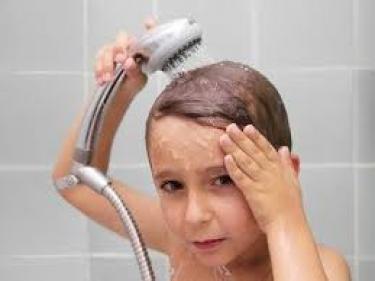 menino a tomar banho