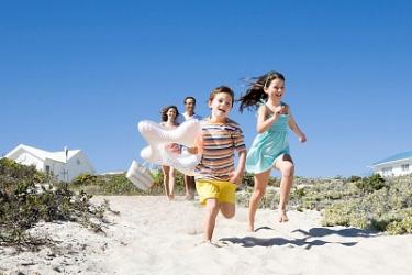 dois meninos a correr na praia