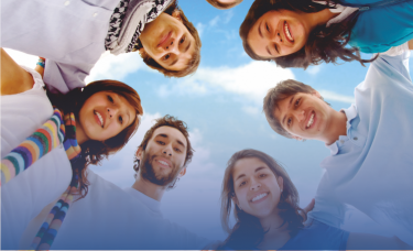 6 meninos em roda a olharem para baixo